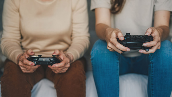 deux personnes jouant à un jeu vidéo et tenant une manette de jeu